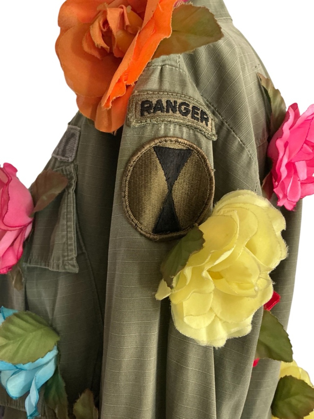 Olive Military Jacket with Multicolor Fabric Flowers. M - Picture 10 of 13